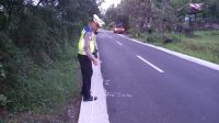POLISI melakukan olah TKP kecelakaan di Jalan Raya Singaraja-Bebetin di wilayah Banjar Dinas Kangin Teben, Desa Jagaraga, Kecamatan Sawan, Buleleng. Foto: ist POLISI melakukan olah TKP kecelakaan di Jalan Raya Singaraja-Bebetin di wilayah Banjar Dinas Kangin Teben, Desa Jagaraga, Kecamatan Sawan, Buleleng. Foto: ist