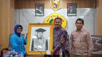 REKTOR Unram, Prof. Bambang Hari Kusumo (dua dari kanan) saat menyerahkan lukisan Prof. Morisco kepada keluarga besar yang diterima oleh istri almarhum. Foto: ist REKTOR Unram, Prof. Bambang Hari Kusumo (dua dari kanan) saat menyerahkan lukisan Prof. Morisco kepada keluarga besar yang diterima oleh istri almarhum. Foto: ist