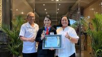 KEPALA SMK PGRI 5 Denpasar, Ni Ketut Nuka dan Darya Kusuma, bersama juara III LKS Rsi Warsidi. Foto: ist KEPALA SMK PGRI 5 Denpasar, Ni Ketut Nuka dan Darya Kusuma, bersama juara III LKS Rsi Warsidi. Foto: ist