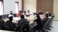 SEJUMLAH tokoh masyarakat Jehem mendatangi DPRD Bangli, Kamis (13/2/2025). Warga yang dikoordinir Kepala Desa Jehem, I Nengah Tesan Darmayasa, dan Camat Tembuku itu diterima Ketua DPRD Bangli, I Ketut Suastika. Warga bermaksud menanyakan perbaikan jalan jebol di perbatasan antara Dusun Tambahan Kelod menuju Dusun Pasekan dan Banjar Pembungan, Desa Jehem. Foto: ist SEJUMLAH tokoh masyarakat Jehem mendatangi DPRD Bangli, Kamis (13/2/2025). Warga yang dikoordinir Kepala Desa Jehem, I Nengah Tesan Darmayasa, dan Camat Tembuku itu diterima Ketua DPRD Bangli, I Ketut Suastika. Warga bermaksud menanyakan perbaikan jalan jebol di perbatasan antara Dusun Tambahan Kelod menuju Dusun Pasekan dan Banjar Pembungan, Desa Jehem. Foto: ist