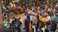 PENGUNJUK rasa merangsek ke depan dan membuat sedikit ricuh sampai harus ditenangkan petugas keamanan. Foto: hen PENGUNJUK rasa merangsek ke depan dan membuat sedikit ricuh sampai harus ditenangkan petugas keamanan. Foto: hen