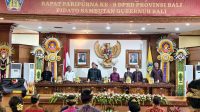 DEWA Made Mahayadnya bersama pimpinan DPRD Bali dan Gubernur Koster serta Wakil Gubernur Giri Prasta berdiri menyanyikan lagu “Indonesia Raya” tiga stanza. Foto: ist DEWA Made Mahayadnya bersama pimpinan DPRD Bali dan Gubernur Koster serta Wakil Gubernur Giri Prasta berdiri menyanyikan lagu “Indonesia Raya” tiga stanza. Foto: ist