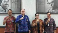 KETUT Ariyani (dua kanan) bersama Kesbangpol Buleleng usai pertemuan membahas agenda Ngabuburit Pengawasan, yang dijadwalkan di Buleleng sebagai lokasi perdana. Foto: ist KETUT Ariyani (dua kanan) bersama Kesbangpol Buleleng usai pertemuan membahas agenda Ngabuburit Pengawasan, yang dijadwalkan di Buleleng sebagai lokasi perdana. Foto: ist