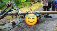 HUJAN deras disertai angin kencang, Rabu (19/3/2025) mengguncang wilayah Karangasem hingga mengakibatkan seorang pemotor meninggal dunia. Kecelakaan menimpa Nengah Suari (56), pemotor yang melintas di Jalan Raya Gumung, Tenganan, Manggis, Karangasem. Foto: ist HUJAN deras disertai angin kencang, Rabu (19/3/2025) mengguncang wilayah Karangasem hingga mengakibatkan seorang pemotor meninggal dunia. Kecelakaan menimpa Nengah Suari (56), pemotor yang melintas di Jalan Raya Gumung, Tenganan, Manggis, Karangasem. Foto: ist