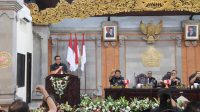 BUPATI Tabanan, I Komang Gede Sanjaya, menyampaikan Pidato Sambutan Bupati Tabanan untuk masa jabatan 2025–2030, dalam rapat paripurna di Ruang Rapat DPRD Kabupaten Tabanan, Senin (3/3/2025). Foto: ist BUPATI Tabanan, I Komang Gede Sanjaya, menyampaikan Pidato Sambutan Bupati Tabanan untuk masa jabatan 2025–2030, dalam rapat paripurna di Ruang Rapat DPRD Kabupaten Tabanan, Senin (3/3/2025). Foto: ist