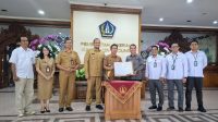 DIREKTUR Utama Bank BPD Bali, I Nyoman Sudharma, secara langsung menyerahkan kendaraan tersebut kepada Bupati Badung, I Wayan Adi Arnawa, yang didampingi Wakil Bupati Badung serta jajaran Bank BPD Bali dan Pemerintah Kabupetan Badung. Foto: ist DIREKTUR Utama Bank BPD Bali, I Nyoman Sudharma, secara langsung menyerahkan kendaraan tersebut kepada Bupati Badung, I Wayan Adi Arnawa, yang didampingi Wakil Bupati Badung serta jajaran Bank BPD Bali dan Pemerintah Kabupetan Badung. Foto: ist