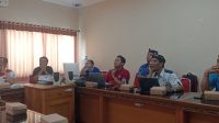 KABID Pembinaan SMP Disdikpora Kota Denpasar, Anak Agung Putu Gede Astara (paling kiri) saat memimpin rapat penyusunan juknis SPMB tahun ajaran 2025/2026. Foto: ist KABID Pembinaan SMP Disdikpora Kota Denpasar, Anak Agung Putu Gede Astara (paling kiri) saat memimpin rapat penyusunan juknis SPMB tahun ajaran 2025/2026. Foto: ist