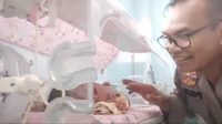 KAPOLSEK Penebel, AKP Gusti Alit Murdiasa, Senin (3/3/2025), ketika menyempatkan diri ke RSUD Tabanan untuk menengok bayi perempuan yang ditemukan di tegalan Banjar Dinas Biaung Kelod, Desa Biaung, Kecamatan Penebel, Tabanan. Foto: ist KAPOLSEK Penebel, AKP Gusti Alit Murdiasa, Senin (3/3/2025), ketika menyempatkan diri ke RSUD Tabanan untuk menengok bayi perempuan yang ditemukan di tegalan Banjar Dinas Biaung Kelod, Desa Biaung, Kecamatan Penebel, Tabanan. Foto: ist