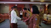 WALI Kota Denpasar, I Gusti Ngurah Jaya Negara, saat menyerahkan SK secara simbolis kepada kepala SD dan SMP negeri di Kota Denpasar, pada Senin (10/3/2025) di Graha Sewaka Dharma Lumintang, Denpasar. Foto: tra WALI Kota Denpasar, I Gusti Ngurah Jaya Negara, saat menyerahkan SK secara simbolis kepada kepala SD dan SMP negeri di Kota Denpasar, pada Senin (10/3/2025) di Graha Sewaka Dharma Lumintang, Denpasar. Foto: tra