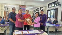 KABID Pembinaan SMP Disdikpora Kota Denpasar, Anak Agung Putu Gede Astara, menyaksikan serah terima kepala SMPN 14 Denpasar dari Ni Nengah Sujani kepada I Komang Agus Ugrasena, Selasa (11/3/2025). Foto: ist KABID Pembinaan SMP Disdikpora Kota Denpasar, Anak Agung Putu Gede Astara, menyaksikan serah terima kepala SMPN 14 Denpasar dari Ni Nengah Sujani kepada I Komang Agus Ugrasena, Selasa (11/3/2025). Foto: ist