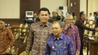 KETUA DPRD Bali, Dewa Made Mahayadnya (kiri) mendampingi Gubernur Koster memasuki ruang sidang utama DPRD Bali, Rabu (19/3/2025). Foto: hen KETUA DPRD Bali, Dewa Made Mahayadnya (kiri) mendampingi Gubernur Koster memasuki ruang sidang utama DPRD Bali, Rabu (19/3/2025). Foto: hen
