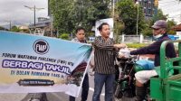 KETUA FWP NTB, Fahrul Mustofa (kanan), saat menyerahkan paket takjil Ramadan kepada pengendara kendaraan yang melintasi Jalan Udayana, depan kantor DPRD NTB, Kamis (20/3/2025). Foto: ist KETUA FWP NTB, Fahrul Mustofa (kanan), saat menyerahkan paket takjil Ramadan kepada pengendara kendaraan yang melintasi Jalan Udayana, depan kantor DPRD NTB, Kamis (20/3/2025). Foto: ist