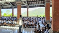 KETUA Divisi Sosialisasi, Pendidikan Pemilih, Parmas dan SDM KPU Karangasem, I Kadek Sukara, sosialisasi pendidikan pemilih dengan menyasar Generasi Z di SMAN 1 Sidemen, Senin (17/3/2025) pagi. Foto: ist KETUA Divisi Sosialisasi, Pendidikan Pemilih, Parmas dan SDM KPU Karangasem, I Kadek Sukara, sosialisasi pendidikan pemilih dengan menyasar Generasi Z di SMAN 1 Sidemen, Senin (17/3/2025) pagi. Foto: ist