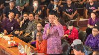 KETUA DPRD Bali, Dewa Mahayadnya, memberi penjelasan kepada seribuan pengunjuk rasa yang menjejali wantilan DPRD Bali, Selasa (25/2/2025). Foto: hen KETUA DPRD Bali, Dewa Mahayadnya, memberi penjelasan kepada seribuan pengunjuk rasa yang menjejali wantilan DPRD Bali, Selasa (25/2/2025). Foto: hen