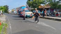 POLISI melakukan olah TKP lakalantas yang terjadi di Jalan Gatot Subroto Sanggulan, Kediri, Tabanan, Senin (17/3/2025) petang. Foto: ist POLISI melakukan olah TKP lakalantas yang terjadi di Jalan Gatot Subroto Sanggulan, Kediri, Tabanan, Senin (17/3/2025) petang. Foto: ist
