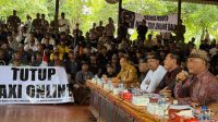 NYOMAN Suyasa (pegang mik) saat menerima unjuk rasa di wantilan DPRD Bali. Meski proyek tol Mengwi-Gilimanuk dicoret Presiden Prabowo, Suyasa sebagai kader Gerindra mengklaim Prabowo tetap cinta Bali. Foto: ist NYOMAN Suyasa (pegang mik) saat menerima unjuk rasa di wantilan DPRD Bali. Meski proyek tol Mengwi-Gilimanuk dicoret Presiden Prabowo, Suyasa sebagai kader Gerindra mengklaim Prabowo tetap cinta Bali. Foto: ist