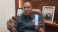 NGAKAN Ketut Putra menunjukan percakapan WA dari warga. Foto: adi NGAKAN Ketut Putra menunjukan percakapan WA dari warga. Foto: adi