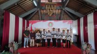 I Wayan Gede Suyanta kembali dipercaya menahkodai PGRI Cabang Denpasar Timur foto bersama pengurus dan Ketua PGRI Kota Denpasar, I Ketut Suarya. Foto: ist I Wayan Gede Suyanta kembali dipercaya menahkodai PGRI Cabang Denpasar Timur foto bersama pengurus dan Ketua PGRI Kota Denpasar, I Ketut Suarya. Foto: ist