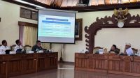 RAPAT kerja Komisi 2 DPRD Bali dengan BPKAD dan Bapenda Bali membahas pengelolaan aset serta capaian pendapatan selama tahun 2025, di DPRD Bali, Rabu (19/3/2025). Foto: hen RAPAT kerja Komisi 2 DPRD Bali dengan BPKAD dan Bapenda Bali membahas pengelolaan aset serta capaian pendapatan selama tahun 2025, di DPRD Bali, Rabu (19/3/2025). Foto: hen