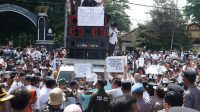 RIBUAN calon PPPK demonstrasi di depan kantor DPRD NTB. Foto: ist RIBUAN calon PPPK demonstrasi di depan kantor DPRD NTB. Foto: ist