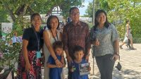PEMBINA Yayasan Anak Mandiri Sanur IGN Eddy Mulya bersama pengurus berbaur dengan warga sekolah saat Carnival and Talent Show 2025 Sanur Independent School. Foto: tra PEMBINA Yayasan Anak Mandiri Sanur IGN Eddy Mulya bersama pengurus berbaur dengan warga sekolah saat Carnival and Talent Show 2025 Sanur Independent School. Foto: tra