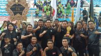 KEPALA SMPN 10 Denpasar, I Wayan Sumiara, dan guru-guru dengan senyum mengembang menerima piala juara umum II PSR yang diserahkan Wakil Wali Kota Denpasar, I Kadek Agus Arya Wibawa, saat penutupan Porsenijar Kota Denpasar 2023 di GOR Lila Bhuana, Minggu (23/3/2025). Foto: tra KEPALA SMPN 10 Denpasar, I Wayan Sumiara, dan guru-guru dengan senyum mengembang menerima piala juara umum II PSR yang diserahkan Wakil Wali Kota Denpasar, I Kadek Agus Arya Wibawa, saat penutupan Porsenijar Kota Denpasar 2023 di GOR Lila Bhuana, Minggu (23/3/2025). Foto: tra