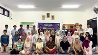 KEPALA SMPN 14 Denpasar, I Komang Agus Ugrasena, saat kegiatan “Fourteen Berbagi dan Buka Puasa Bersama”, selain sebagai bentuk ibadah di bulan suci Ramadan, acara ini juga bertujuan untuk menumbuhkan rasa kebersamaan, kepedulian sosial, serta semangat berbagi kepada sesama. Foto: tra KEPALA SMPN 14 Denpasar, I Komang Agus Ugrasena, saat kegiatan “Fourteen Berbagi dan Buka Puasa Bersama”, selain sebagai bentuk ibadah di bulan suci Ramadan, acara ini juga bertujuan untuk menumbuhkan rasa kebersamaan, kepedulian sosial, serta semangat berbagi kepada sesama. Foto: tra