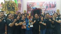 KEPALA SMPN 6 Denpasar, Ni Nyoman Suci, dengan penuh rasa bangga dan haru menerima piala juara umum III Porjar dari Wakil Wali Kota Denpasar, I Kadek Agus Arya Wibawa, saat penutupan Porsenijar Kota Denpasar 2023 di GOR Lila Bhuana, Minggu (23/3/2025). Foto: tra KEPALA SMPN 6 Denpasar, Ni Nyoman Suci, dengan penuh rasa bangga dan haru menerima piala juara umum III Porjar dari Wakil Wali Kota Denpasar, I Kadek Agus Arya Wibawa, saat penutupan Porsenijar Kota Denpasar 2023 di GOR Lila Bhuana, Minggu (23/3/2025). Foto: tra