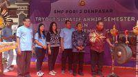 KEPALA Dinas Pendidikan Kepemudaan dan Olahraga (Disdikpora) Kota Denpasar, Anak Agung Gede Wiratama; didampingi Kepala YPLP PGRI Kota Denpasar, I Nengah Madiadnyana, dan Kepala SMP PGRI 2 Denpasar, Ayu Sri Wahyuni, S.Pd., M.Pd., saat membuka Try Out Sumatif Akhir Semester SD/MI yang digelar SMP PGRI 2 Denpasar, Sabtu (23/3/2025). Foto: tra KEPALA Dinas Pendidikan Kepemudaan dan Olahraga (Disdikpora) Kota Denpasar, Anak Agung Gede Wiratama; didampingi Kepala YPLP PGRI Kota Denpasar, I Nengah Madiadnyana, dan Kepala SMP PGRI 2 Denpasar, Ayu Sri Wahyuni, S.Pd., M.Pd., saat membuka Try Out Sumatif Akhir Semester SD/MI yang digelar SMP PGRI 2 Denpasar, Sabtu (23/3/2025). Foto: tra