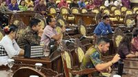 WAYAN Gunawan saat menyampaikan interupsi di sidang paripurna DPRD Bali, Rabu (19/3/2025). Foto: hen WAYAN Gunawan saat menyampaikan interupsi di sidang paripurna DPRD Bali, Rabu (19/3/2025). Foto: hen