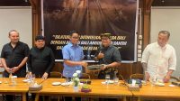 aliansi bali shanti dan dirintelkam DIRINTELKAM Kombes Syahbuddin (baju biru) bertukar cenderamata dengan Ketua Umum Aliansi Bali Angunggah Shanti, AA Ketut Suma Widana, usai silaturahmi di salah satu restoran di Denpasar, Selasa (18/3/2025) malam. Foto: IST