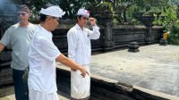 cek pura silayukti KETUA Umum MGPSSR Pusat, Nyoman Kenak (kanan), saat memantau kerusakan bale pedanan di Pura Silayukti, Desa Adat Padangbai, Manggis, Karangasem bersama pengurus harian MGPSSR Pusat, Minggu (23/3/2025). Foto: IST