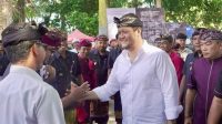 WABUP Bagus Alit Sucipta menyapa warga pada saat penyerahan bantuan sosial Rp2 juta/KK untuk mengurangi beban warga pada saat hari raya keagamaan, di Desa Penarungan, Mengwi, Rabu (16/4/2025). Foto: hen WABUP Bagus Alit Sucipta menyapa warga pada saat penyerahan bantuan sosial Rp2 juta/KK untuk mengurangi beban warga pada saat hari raya keagamaan, di Desa Penarungan, Mengwi, Rabu (16/4/2025). Foto: hen