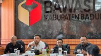 KOMISIONER Putra Wiratma (dua kiri) saat memberi pengarahan kepada jajaran Bawaslu Badung saat rapat pengelolaan administrasi keuangan Bawaslu Badung tahun 2025 yang diselenggarakan di Bawaslu Badung, Senin (28/4/2025). Foto: ist KOMISIONER Putra Wiratma (dua kiri) saat memberi pengarahan kepada jajaran Bawaslu Badung saat rapat pengelolaan administrasi keuangan Bawaslu Badung tahun 2025 yang diselenggarakan di Bawaslu Badung, Senin (28/4/2025). Foto: ist