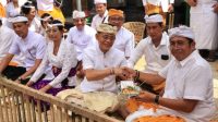 BUPATI Made Satria menghaturkan punia di Karya Agung Mamungkah Ngenteg Linggih, Pura Dalem Pura Puseh lan Bale Agung, Desa Adat Pesinggahan, Kecamatan Dawan. Foto: ist BUPATI Made Satria menghaturkan punia di Karya Agung Mamungkah Ngenteg Linggih, Pura Dalem Pura Puseh lan Bale Agung, Desa Adat Pesinggahan, Kecamatan Dawan. Foto: ist