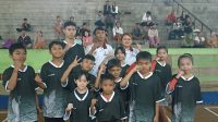 KETUA Persani Kota Denpasar, Anak Agung Istri Paramita Dewi, S.M., foto bersama atlet senam pada Kejuaraan Senam Artistik Wali Kota Cup XV tahun 2025 di GOR Yowana Mandala Tembawu, Senin (28/4/2025). Foto: tra KETUA Persani Kota Denpasar, Anak Agung Istri Paramita Dewi, S.M., foto bersama atlet senam pada Kejuaraan Senam Artistik Wali Kota Cup XV tahun 2025 di GOR Yowana Mandala Tembawu, Senin (28/4/2025). Foto: tra