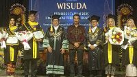 REKTOR UT, Dr. Mohammad Yunus; didampingi Direktur UT Denpasar, Agus Tatang Sopandi, foto bersama wisudawan terbaik pada wisuda daerah lulusan program diploma, sarjana, dan pascasarjana periode I Tahun 2025 di Denpasar, Rabu (30/4/2025). Foto: tra REKTOR UT, Dr. Mohammad Yunus; didampingi Direktur UT Denpasar, Agus Tatang Sopandi, foto bersama wisudawan terbaik pada wisuda daerah lulusan program diploma, sarjana, dan pascasarjana periode I Tahun 2025 di Denpasar, Rabu (30/4/2025). Foto: tra