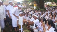 GUBERNUR Koster tampak bersama seorang anak saat menghadiri Tawur Tabuh Gentuh di Payangan, Gianyar. Foto: ist GUBERNUR Koster tampak bersama seorang anak saat menghadiri Tawur Tabuh Gentuh di Payangan, Gianyar. Foto: ist