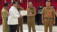 KEPALA Perwakilan Ombudsman RI Provinsi Bali, Ni Nyoman Sri Widhiyanti, menyerahkan penghargaan pada enam organisasi perangkat daerah (OPD) di Kabupaten Bangli. Foto: ist KEPALA Perwakilan Ombudsman RI Provinsi Bali, Ni Nyoman Sri Widhiyanti, menyerahkan penghargaan pada enam organisasi perangkat daerah (OPD) di Kabupaten Bangli. Foto: ist