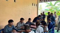 TIM PLN UPP Nusra 1 Solid saat melakukan pemberkasan pada warga yanh dilalui pembangunan Saluran Udara Tegangan Tinggi (SUTT) 150 kV Jeranjang - Sekotong di Kantor Desa Eyat Mayang, Kelurahan Sekotong Timur, Kecamatan Lembar, Lombok Barat (Lobar). Foto: ist TIM PLN UPP Nusra 1 Solid saat melakukan pemberkasan pada warga yanh dilalui pembangunan Saluran Udara Tegangan Tinggi (SUTT) 150 kV Jeranjang - Sekotong di Kantor Desa Eyat Mayang, Kelurahan Sekotong Timur, Kecamatan Lembar, Lombok Barat (Lobar). Foto: ist