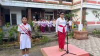 UPACARA Hardiknas tahun lalu di SMPN 14 Denpasar. Mendikdasmen Abdul Mu'ti minta agar pakaian adat dan tradisional tidak membebani peserta dan undangan upacara. Foto: ist UPACARA Hardiknas tahun lalu di SMPN 14 Denpasar. Mendikdasmen Abdul Mu'ti minta agar pakaian adat dan tradisional tidak membebani peserta dan undangan upacara. Foto: ist