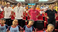 BUNDA Literasi Kota Denpasar, Sagung Antari Jaya Negara; bersama Ketua Harian Bunda Literasi Kota Denpasar, Ayu Kristi Arya Wibawa, mengikuti senam Anak Indonesia Hebat saat meninjau kegiatan Denpasar Education Festival (DEF) 2025 yang berlangsung di Dharma Negara Alaya, Rabu (7/5/2025). Foto: ist BUNDA Literasi Kota Denpasar, Sagung Antari Jaya Negara; bersama Ketua Harian Bunda Literasi Kota Denpasar, Ayu Kristi Arya Wibawa, mengikuti senam Anak Indonesia Hebat saat meninjau kegiatan Denpasar Education Festival (DEF) 2025 yang berlangsung di Dharma Negara Alaya, Rabu (7/5/2025). Foto: ist