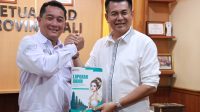 AGUS Tirta Suguna (kiri) memberi buku laporan akhir terkait Pilkada Bali 2024 kepada Ketua DPRD Bali, Dewa Made Mahayadnya, saat audiensi di DPRD Bali, Rabu (14/5/2025). Foto: hen AGUS Tirta Suguna (kiri) memberi buku laporan akhir terkait Pilkada Bali 2024 kepada Ketua DPRD Bali, Dewa Made Mahayadnya, saat audiensi di DPRD Bali, Rabu (14/5/2025). Foto: hen