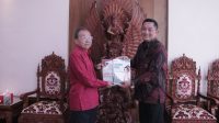 AGUS Tirta Suguna (kanan) saat menyerahkan laporan akhir dan laporan penggunaan dana hibah Pilkada Bali 2024 kepada Gubernur Koster di Jaya Sabha, Selasa (6/5/2025). Foto: ist AGUS Tirta Suguna (kanan) saat menyerahkan laporan akhir dan laporan penggunaan dana hibah Pilkada Bali 2024 kepada Gubernur Koster di Jaya Sabha, Selasa (6/5/2025). Foto: ist