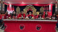 BENDAHARA DPD PDIP Bali, Dewa Made Mahayadnya, didampingi para koordinator kegiatan menjelaskan persiapan Bulan Bung Karno 2025 di aula DPD PDIP Bali, Minggu (25/5/2025). Foto: hen BENDAHARA DPD PDIP Bali, Dewa Made Mahayadnya, didampingi para koordinator kegiatan menjelaskan persiapan Bulan Bung Karno 2025 di aula DPD PDIP Bali, Minggu (25/5/2025). Foto: hen