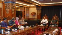 BUPATI Gianyar, I Made Mahayastra, menggelar rapat koordinasi dengan jajaran bersama Forkopimda dan para pekaseh, Selasa (13/5/2025). Foto: ist BUPATI Gianyar, I Made Mahayastra, menggelar rapat koordinasi dengan jajaran bersama Forkopimda dan para pekaseh, Selasa (13/5/2025). Foto: ist