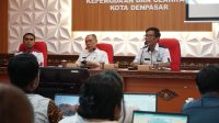 KABID Pembinaan SMP Disdikpora Kota Denpasar, Anak Agung Putu Gede Astara (tengah), saat sosialisasi SPMB melibatkan operator SD Kecamatan Denpasar Utara dan Denpasar Timur, Rabu (14/5/2025). Foto: tra KABID Pembinaan SMP Disdikpora Kota Denpasar, Anak Agung Putu Gede Astara (tengah), saat sosialisasi SPMB melibatkan operator SD Kecamatan Denpasar Utara dan Denpasar Timur, Rabu (14/5/2025). Foto: tra