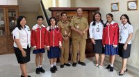 KEPALA SMP PGRI 3 Denpasar, Ni Made Chandra Widayanti, bersama siswa yang akan WYIE di KLCC, Malaysia, memohon doa dan restu dengan Kepala Dinas Pendidikan Kepemudaan dan Olahraga (Disdikpora) Kota Denpasar, Anak Agung Gede Wiratama, Senin (26/5/2025) di Kantor Disdikpora Denpasar. Foto: ist KEPALA SMP PGRI 3 Denpasar, Ni Made Chandra Widayanti, bersama siswa yang akan WYIE di KLCC, Malaysia, memohon doa dan restu dengan Kepala Dinas Pendidikan Kepemudaan dan Olahraga (Disdikpora) Kota Denpasar, Anak Agung Gede Wiratama, Senin (26/5/2025) di Kantor Disdikpora Denpasar. Foto: ist