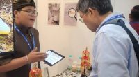 SISWA SMPN 3 Denpasar, I Gusti Made Krisna Putra Darma, saat memaparkan karya inovasi berjudul Suntheberry: Inovasi Tabir Surya Ramah Lingkungan Berbasis Teh Hijau dan Stroberi sebagai Solusi untuk Menyelamatkan Terumbu Karang di ajang World Young Inventors Exhibition (WYIE) 2025 yang diselenggarakan pada 29-31 Mei 2025 di Kuala Lumpur Convention Center (KLCC) Malaysia. Foto: ist SISWA SMPN 3 Denpasar, I Gusti Made Krisna Putra Darma, saat memaparkan karya inovasi berjudul Suntheberry: Inovasi Tabir Surya Ramah Lingkungan Berbasis Teh Hijau dan Stroberi sebagai Solusi untuk Menyelamatkan Terumbu Karang di ajang World Young Inventors Exhibition (WYIE) 2025 yang diselenggarakan pada 29-31 Mei 2025 di Kuala Lumpur Convention Center (KLCC) Malaysia. Foto: ist