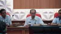 KABID Pembinaan SMP Disdikpora Kota Denpasar, Anak Agung Putu Gede Astara (tengah), saat sosialisasi SPMB 2025 dengan menghadirkan ketua komite SD se-Denpasar Barat dan Selatan, Rabu (7/5/2025). Disdikpora Kota Denpasar akan mulai memberlakukan sistem e-Ijazah atau ijazah elektronik pada tahun ajaran 2025, sesuai dengan ketentuan dari Kementerian Pendidikan Dasar dan Menengah (Kemendikdasmen) Nomor 58 Tahun 2024 tentang Ijazah pada jenjang Pendidikan Dasar dan Pendidikan Menengah. Foto: tra KABID Pembinaan SMP Disdikpora Kota Denpasar, Anak Agung Putu Gede Astara (tengah), saat sosialisasi SPMB 2025 dengan menghadirkan ketua komite SD se-Denpasar Barat dan Selatan, Rabu (7/5/2025). Disdikpora Kota Denpasar akan mulai memberlakukan sistem e-Ijazah atau ijazah elektronik pada tahun ajaran 2025, sesuai dengan ketentuan dari Kementerian Pendidikan Dasar dan Menengah (Kemendikdasmen) Nomor 58 Tahun 2024 tentang Ijazah pada jenjang Pendidikan Dasar dan Pendidikan Menengah. Foto: tra